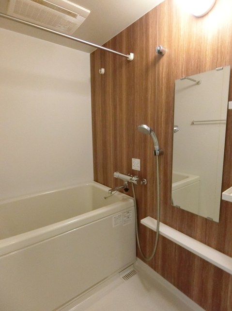 バス・シャワールーム　浴室暖房乾燥機＆物干しバー付きバスルーム！外に干せないお洗濯