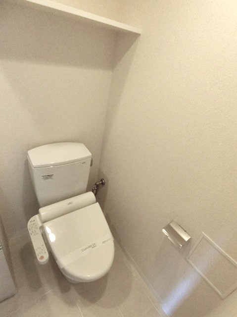 トイレ　トイレは温水洗浄便座付き♪人気のバストイレ別です♪上部には小