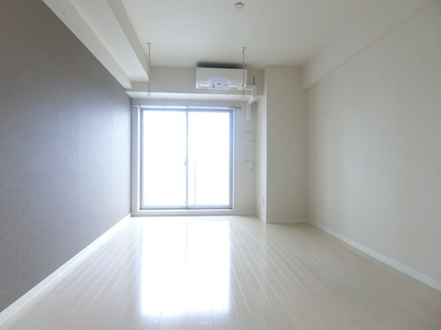 居室・リビング　西向き洋室8.1帖☆バルコニーに繋がるお部屋は風通し・陽当た