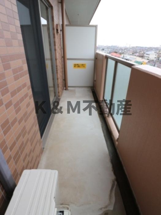 バルコニー　暖かな日差しのふりそそぐバルコニー