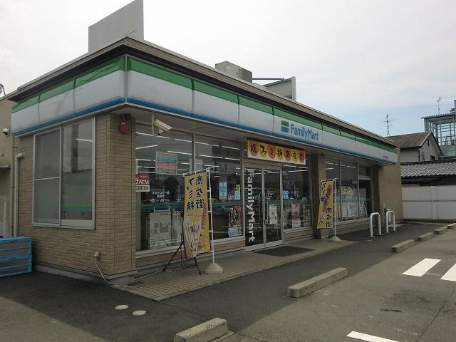 コンビニ　ファミリーマートうぬま朝日町店（コンビニ）まで950m