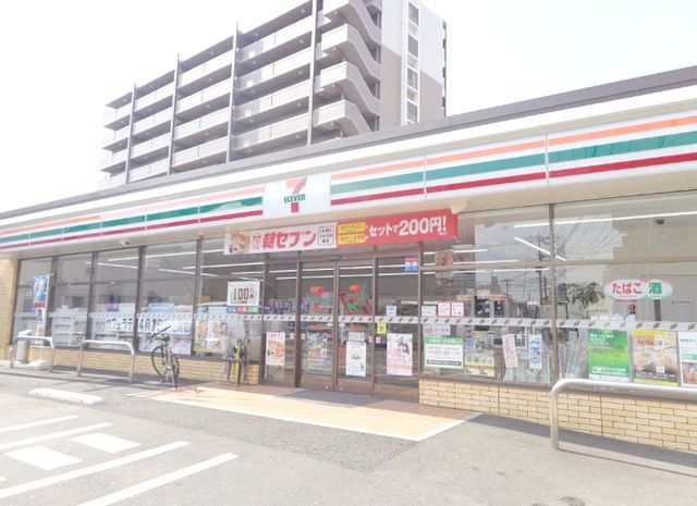 飲食店　セブンイレブン博多堅粕3丁目店（飲食店）まで590m