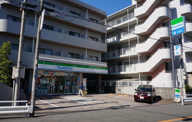 コンビニ　ファミリーマート（コンビニ）まで807m