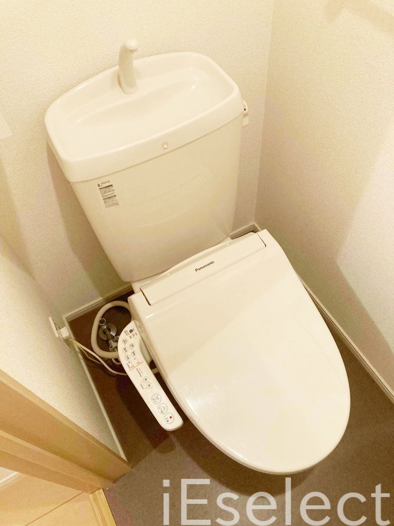 トイレ　温水洗浄便座付きのトイレです