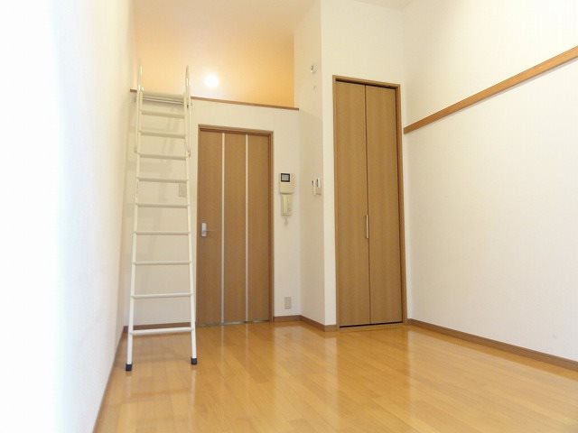 居室・リビング　(同マンション別部屋)