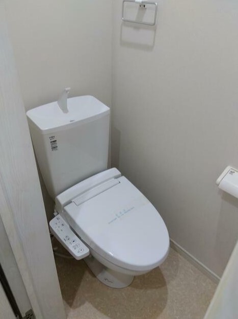 トイレ　落ち着いた色調のトイレです