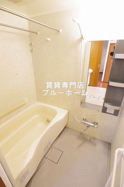 バス・シャワールーム　浴室乾燥機付きバスルーム！
