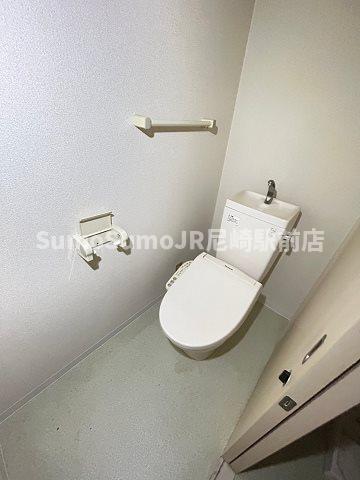 トイレ　落ち着いた色調のトイレです