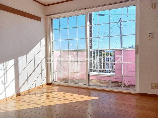 居室・リビング　明るい色調の室内です
