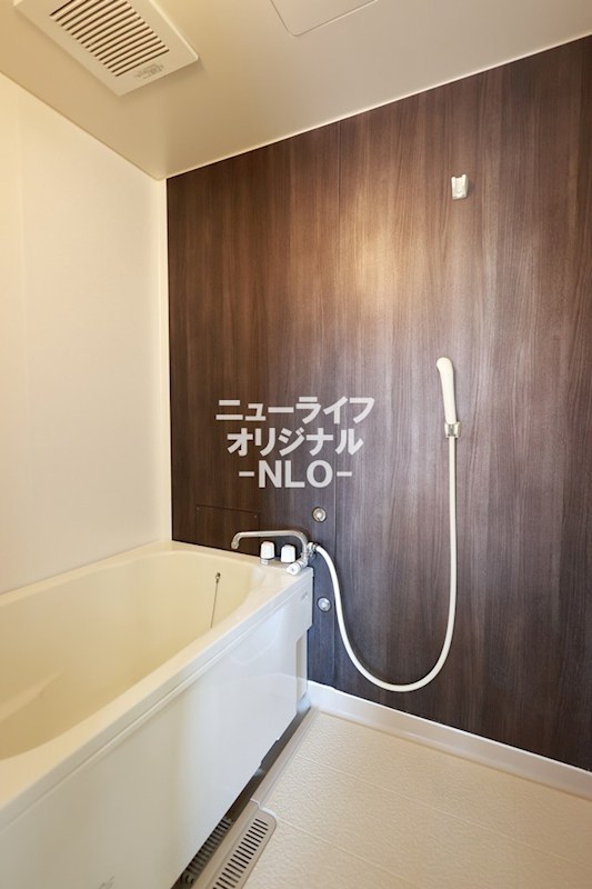 バス・シャワールーム　1日の疲れを癒す浴室は追い焚き機能付き！