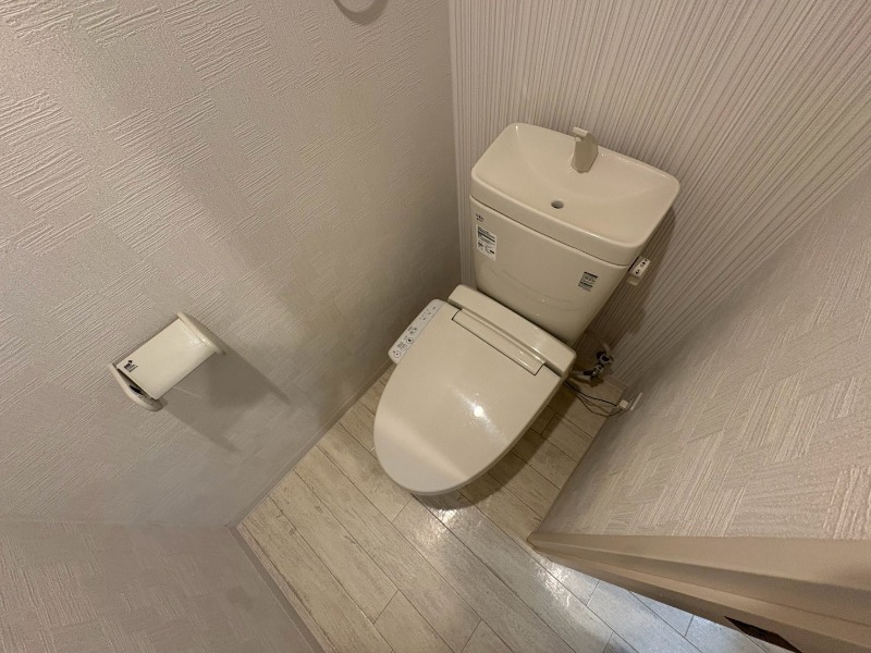 トイレ　こちらはトイレです。清潔感があり、安心して使用できます。