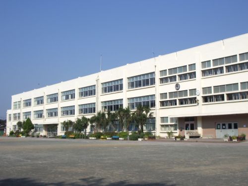小学校　大和市立西鶴間小学校（小学校）まで365m