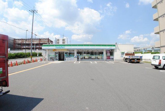 コンビニ　ファミリーマート彩都粟生南店（コンビニ）まで77m