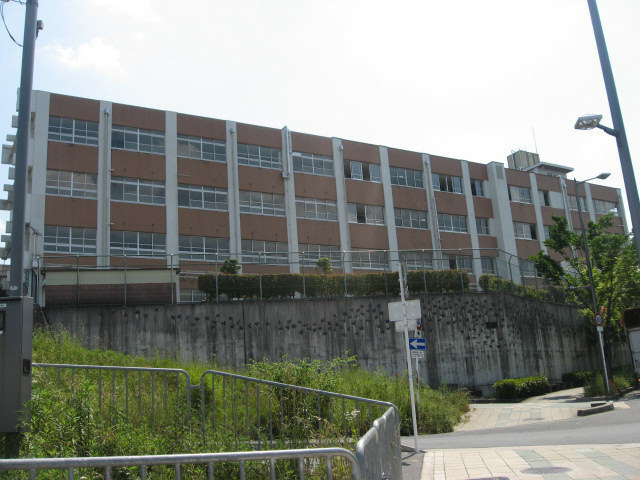 中学校　高槻市立第二中学校（中学校）まで588m