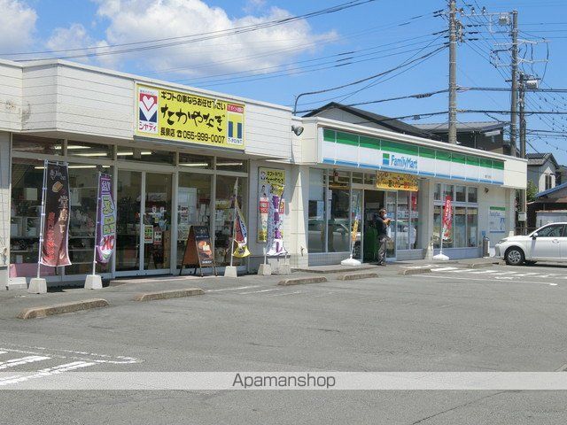 コンビニ　ファミリーマート（コンビニ）まで809m