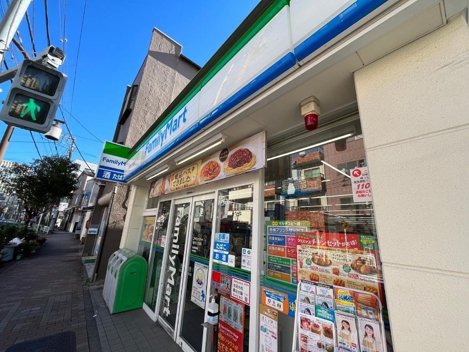 コンビニ　ファミリーマート 牡丹三丁目店（コンビニ）まで349m