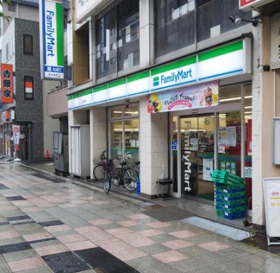 コンビニ　ファミリーマート川崎駅西店（コンビニ）まで88m