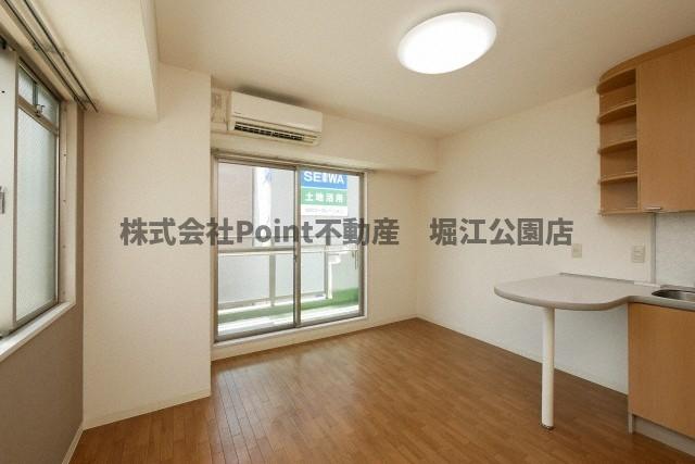 地下鉄御堂筋線 大国町駅 徒歩10分 10階建 築32年の居間写真