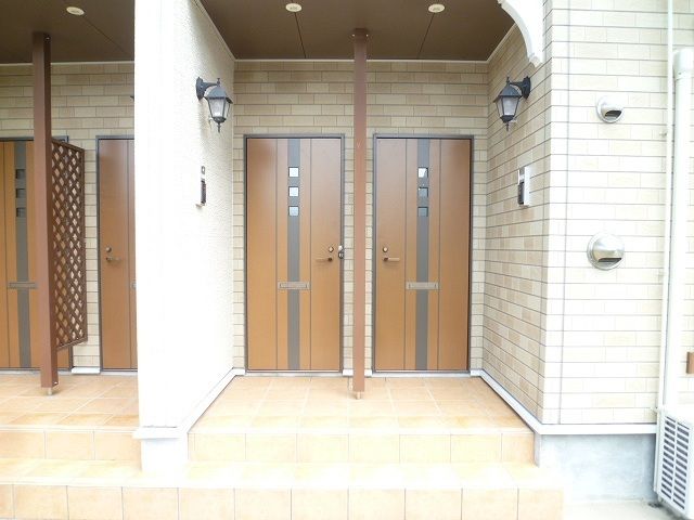 エントランス　落ち着いたエントランスです