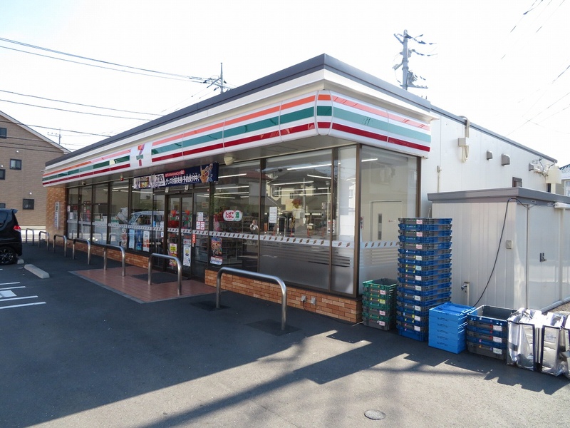 コンビニ　セブンイレブン（コンビニ）まで305m