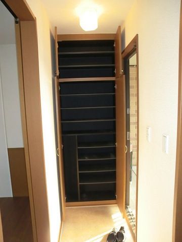 玄関　下駄箱付き