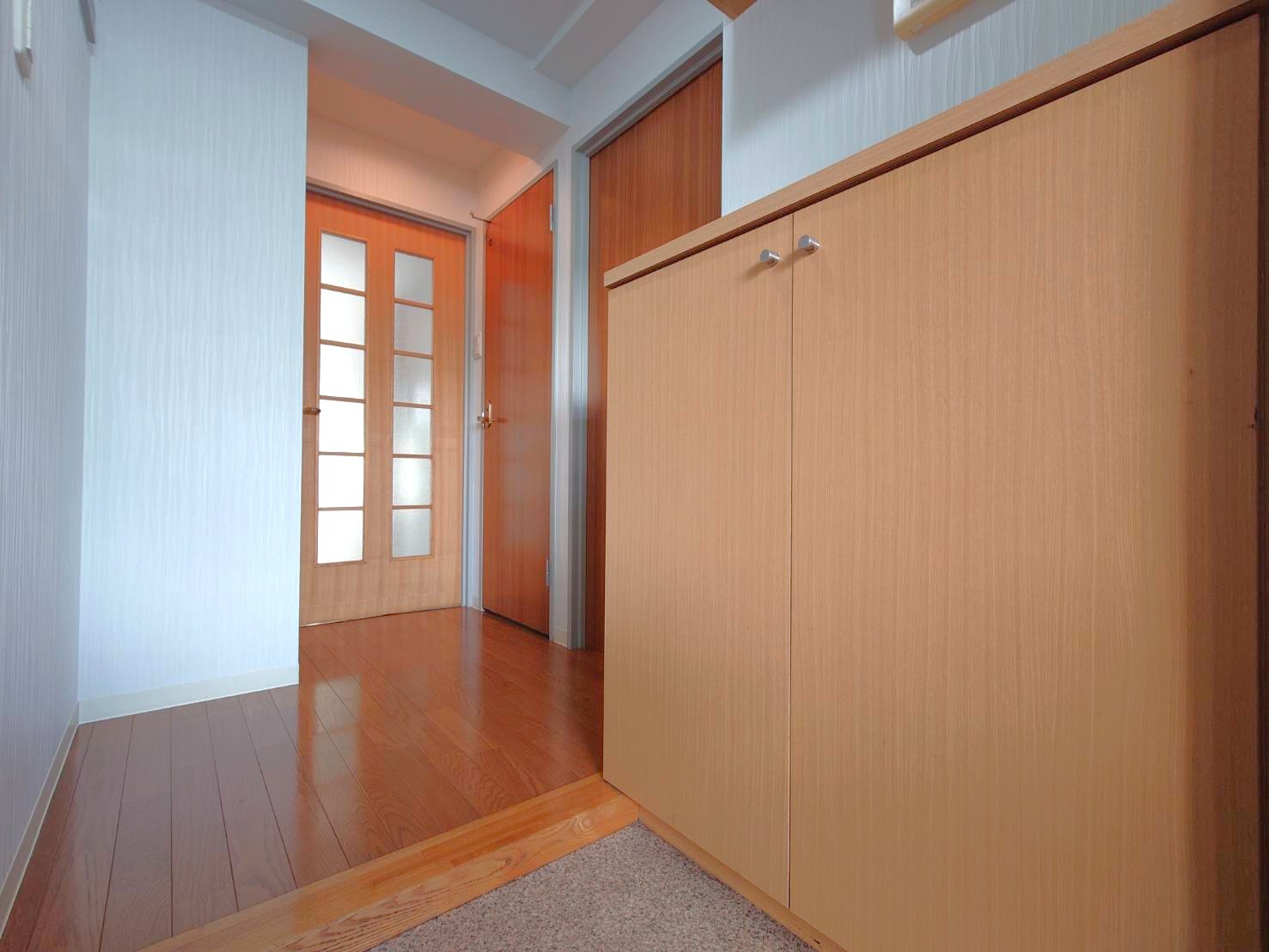 玄関　(同タイプの他の部屋の写真です)