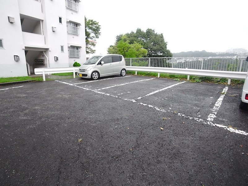 【神戸市垂水区塩屋町のマンションの駐車場】