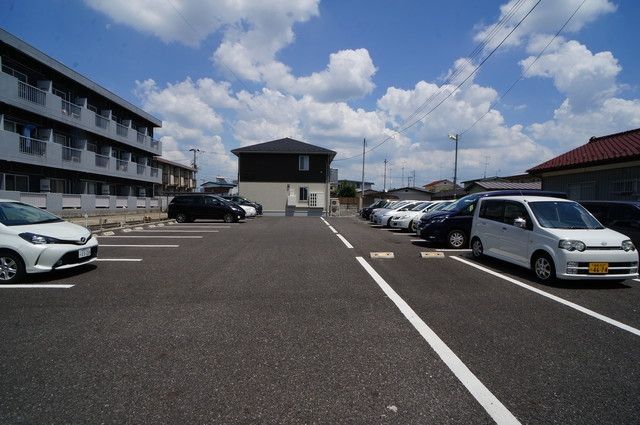 【郡山市田村町徳定のアパートの駐車場】