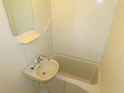 バス・シャワールーム　洗面台とユニット式のお風呂です