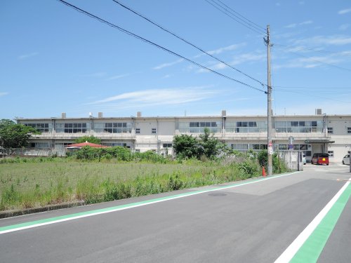 【泉南市信達市場のアパートの小学校】