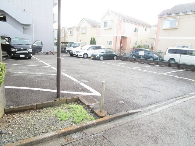 【町田市三輪町のマンションの駐車場】