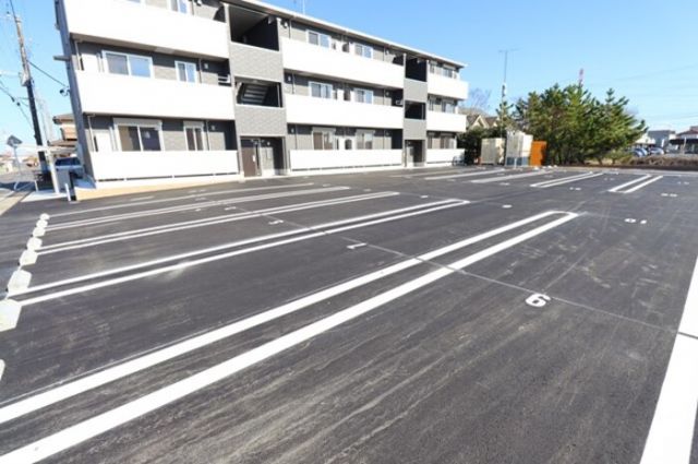 【神栖市神栖のアパートの駐車場】