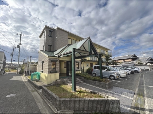 枚方市養父元町のマンションの建物外観