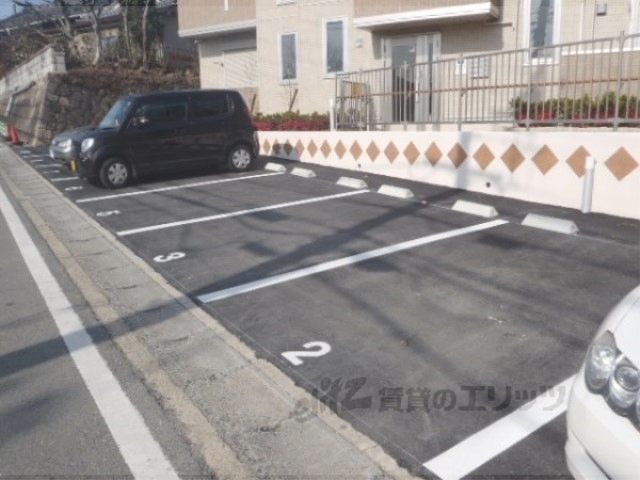 【京都市伏見区横大路貴船のアパートの駐車場】