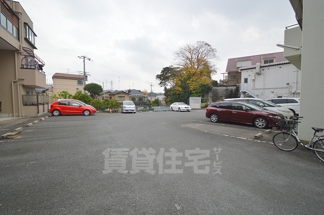 【西宮市松生町のマンションの駐車場】