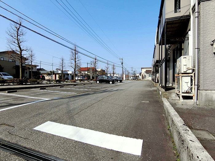 【射水市戸破のアパートの駐車場】