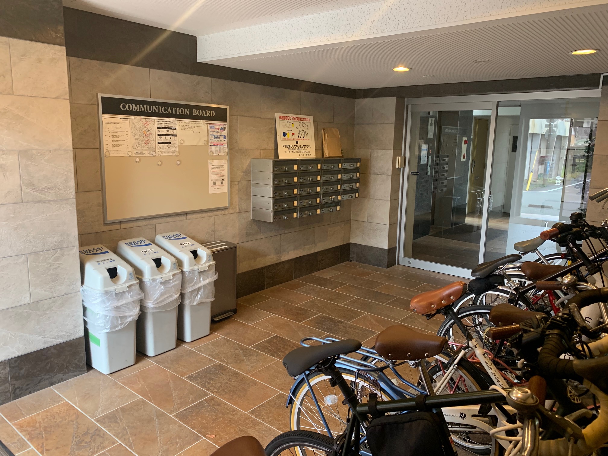 その他共有部分　アプローチの脇に駐輪場