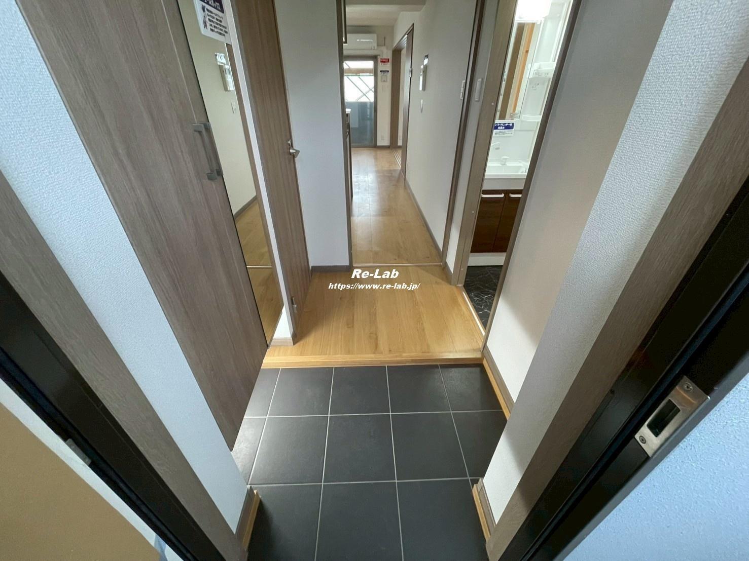 玄関　101号室モデルルーム写真です。