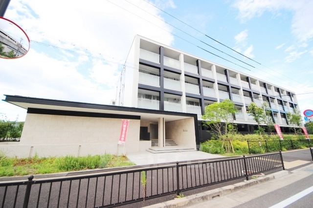 生駒市鹿畑町のマンションの建物外観