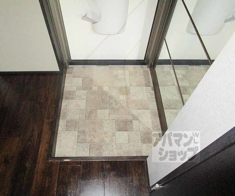 玄関　２０３号室の写真です。