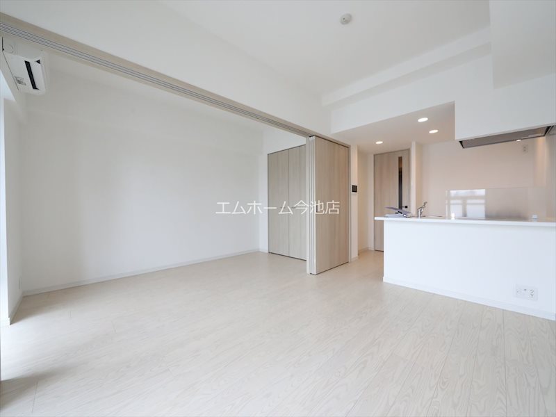 居室・リビング　LDK10.0帖　エアコン付　バルコニーに面しています