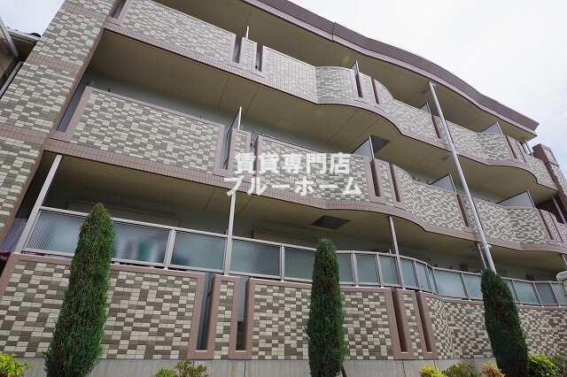 建物外観　鉄筋コンクリート造3階建ての物件！