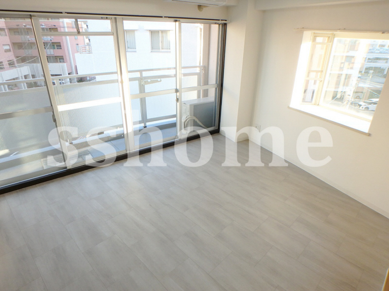 居室・リビング　窓が大きくってとっても明るいです♪