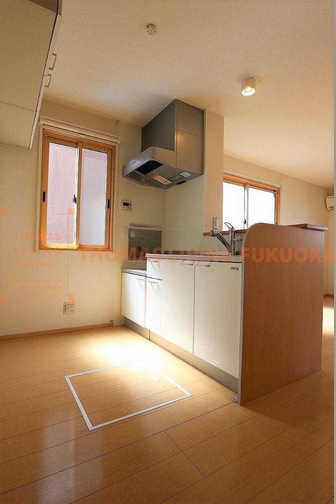 キッチン　窓付きの明るいキッチンです。