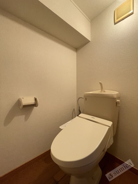 トイレ　人気アイテムの温水洗浄便座。清潔感のあるトイレです。