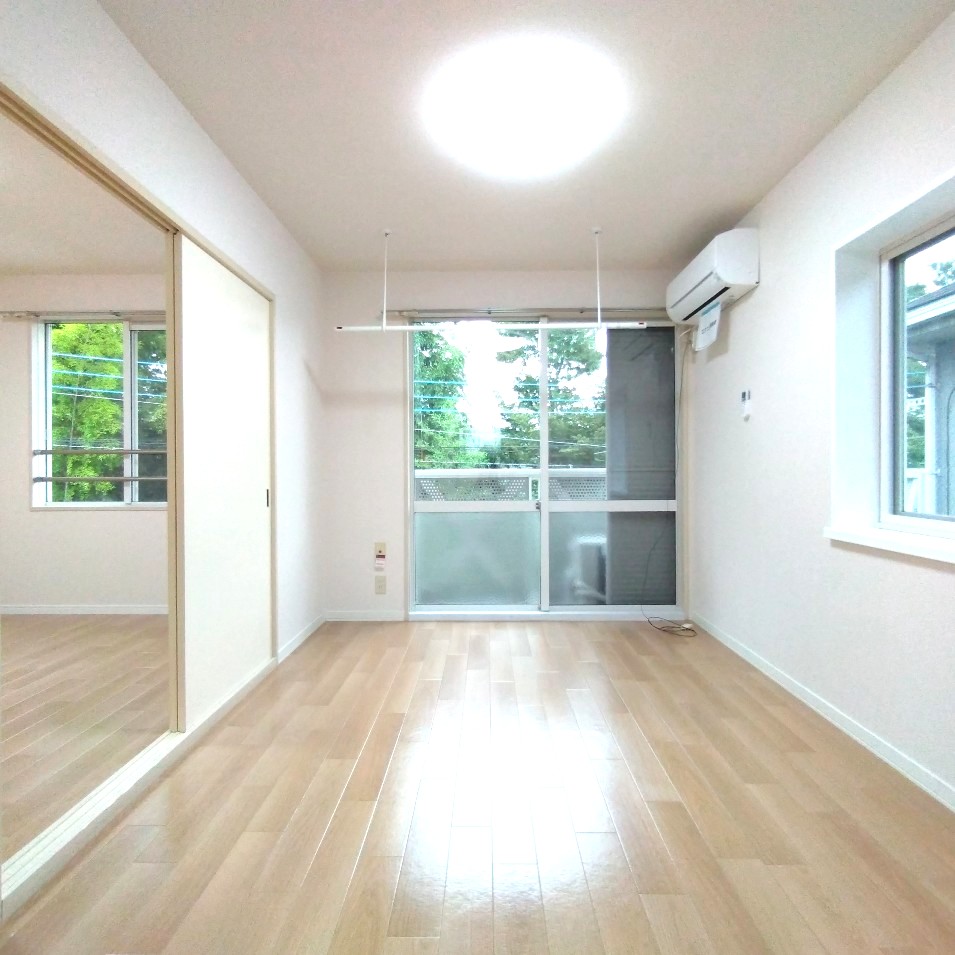 居室・リビング　洋室5.4帖南向き陽当り良好♪