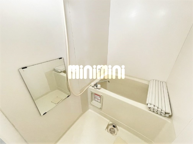 バス・シャワールーム　真っ白で清潔感があるバスルーム