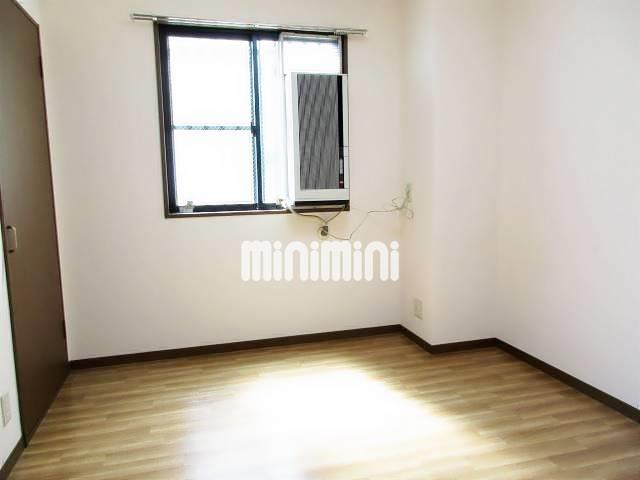 居室・リビング　窓付けのエアコン付いています