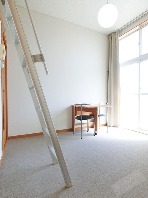 その他設備　カーテン・机