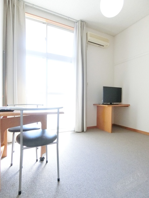 居室・リビング　カーテン・机・薄型テレビ